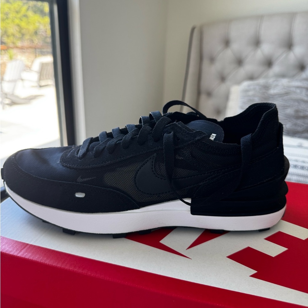 Nike waffle OneBlack and White Casual Runner